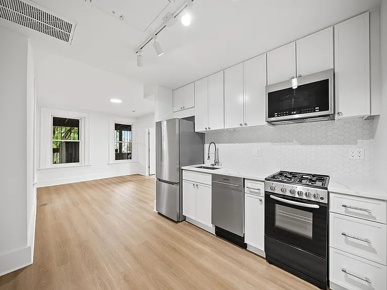 411 2nd St SE — Photo 35