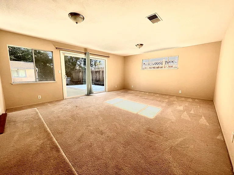 1328 Floyd Ave — Photo 4