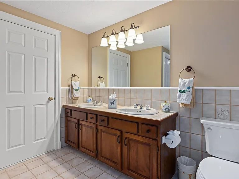 Upstairs bathroom off bedrooms
