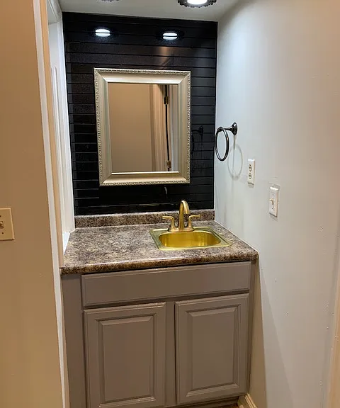 Wet bar in lower level off bonus room