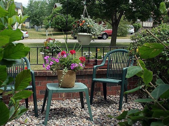 Courtyard area by front entry