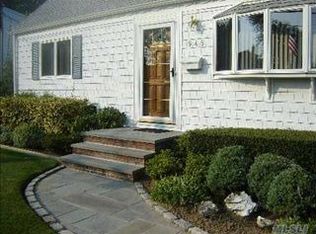 945 N Fulton Ave, Lindenhurst, NY 11757