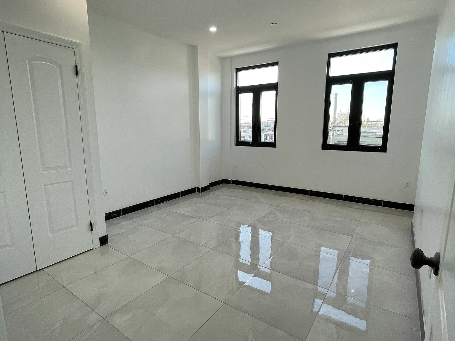 2 bed, 750 sqft, $3,240 — Photo 3