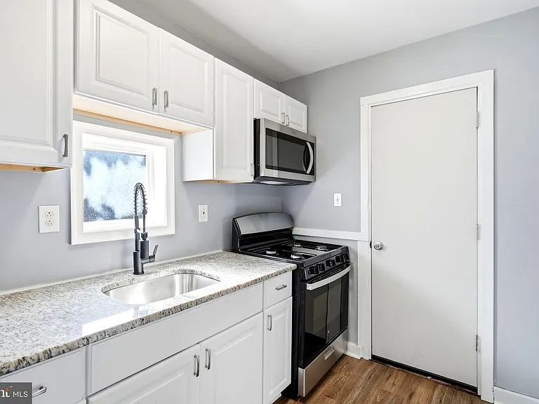 1631 S Etting St — Photo 9