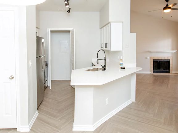2nd image of 3700 Post Oak Blvd #2B-2Ba-972Sqft