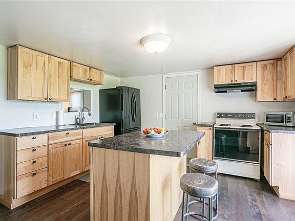 3rd image of 7102 Lake Ave