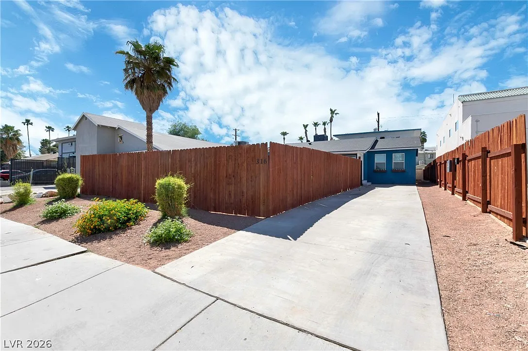 3 bed, 2.0 bath, 2256 sqft, $1,750 — Photo 2