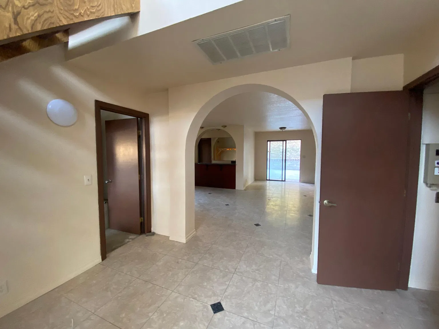 3 bed, 2422 sqft, $2,700 — Photo 2