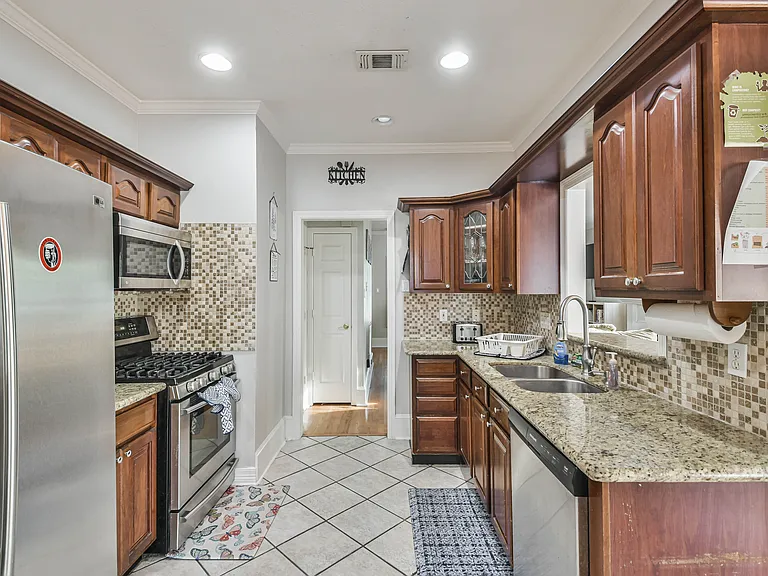 1116 W 16th St — Photo 11