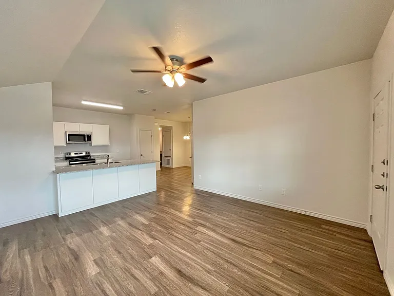 1806 Clovis Dr — Photo 3