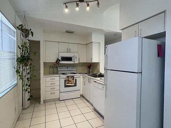 3rd image of 21250 NE 8th Pl APT 8