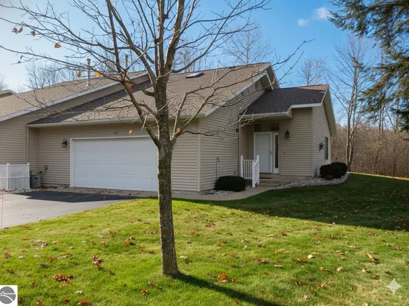 326 Woodside Cir #33, Cadillac, MI 49601