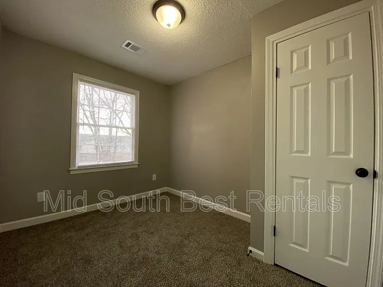 1319 S Jackson St — Photo 4