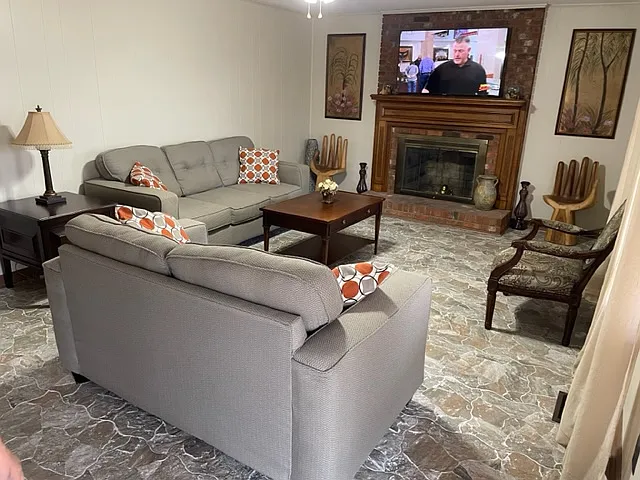 3 bed, 1641 sqft, $2,500 — Photo 2