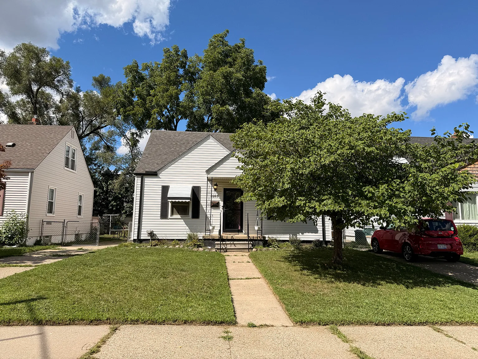 3 bed, 1.5 bath, 1350 sqft, $2,200 — Photo 1