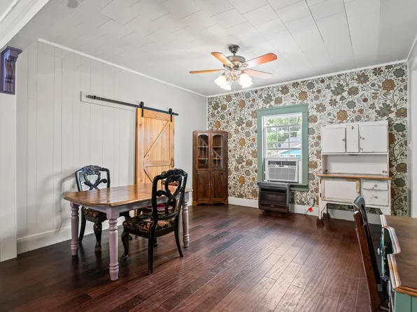 215 E 11th St, Bonham, TX 75418