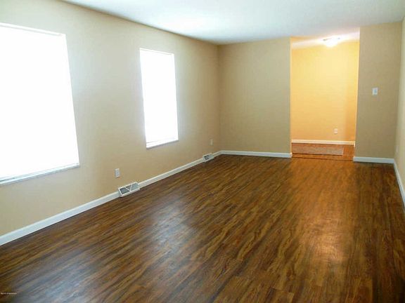 3rd image of 4001 Greenbrier Dr