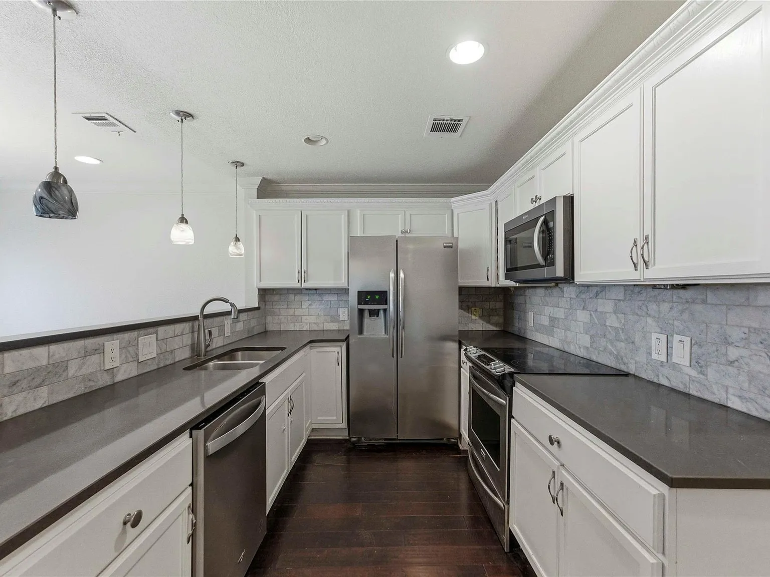 3 bed, 2.0 bath, 1541 sqft, $3,200 — Photo 2