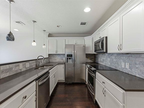 2nd image of 1909 Crooked Ln