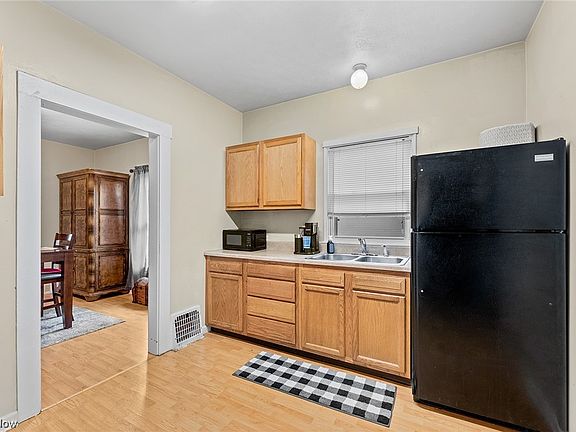 3rd image of 808 W Oak St