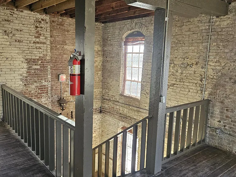 1303 W College St — Photo 15