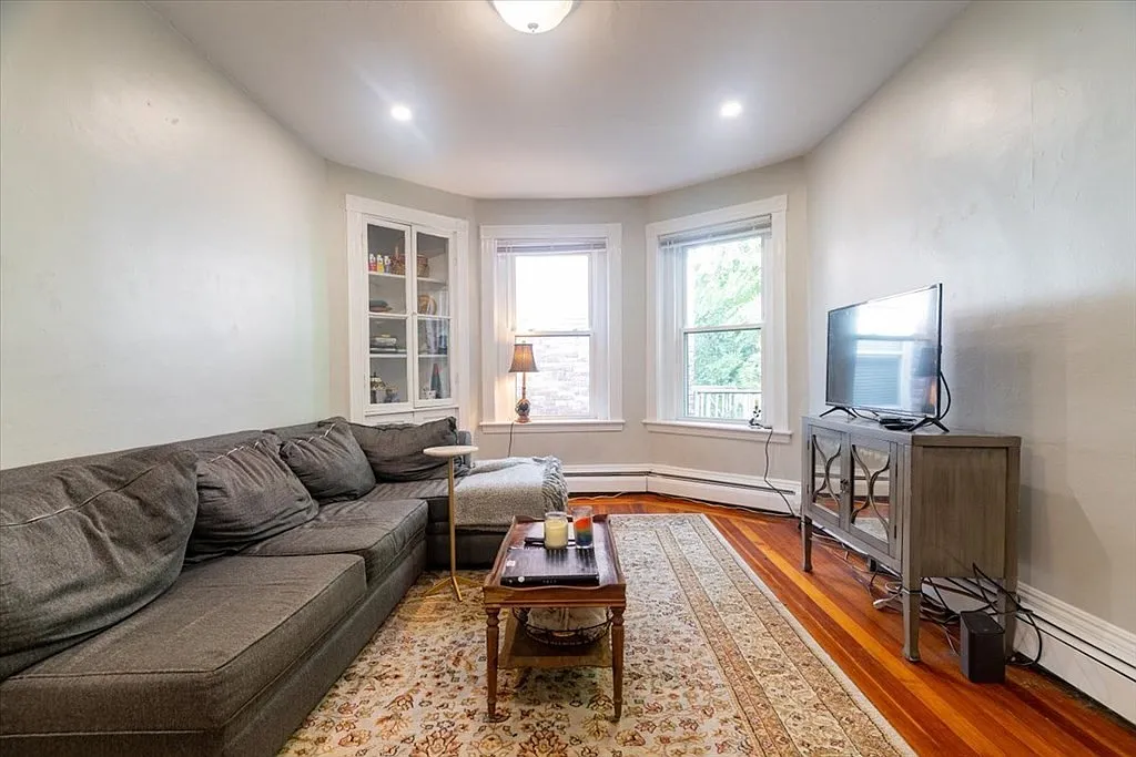 4 bed, 1100 sqft, $3,900 — Photo 1