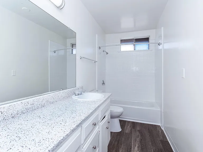 Buena La Vista Apartment Homes — Photo 30