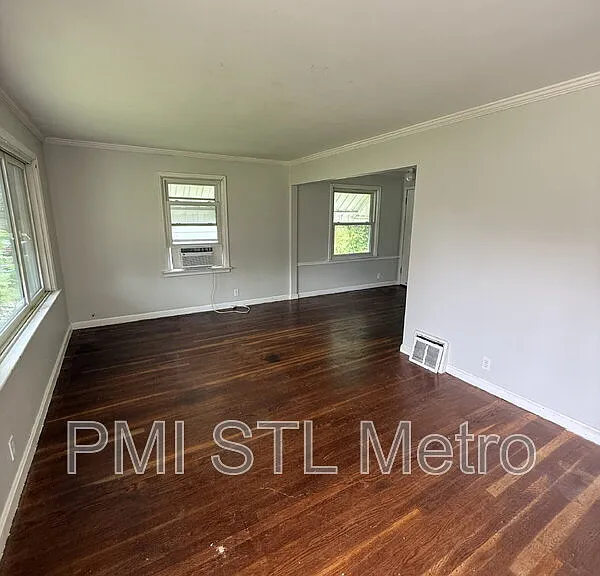 1131 Darr Dr — Photo 2