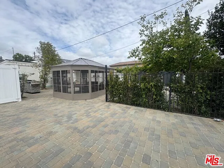 13551 Hart St — Photo 8