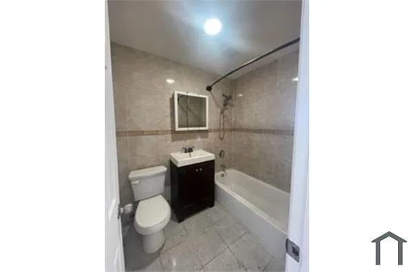 Building Photo - 140 Glen St #5