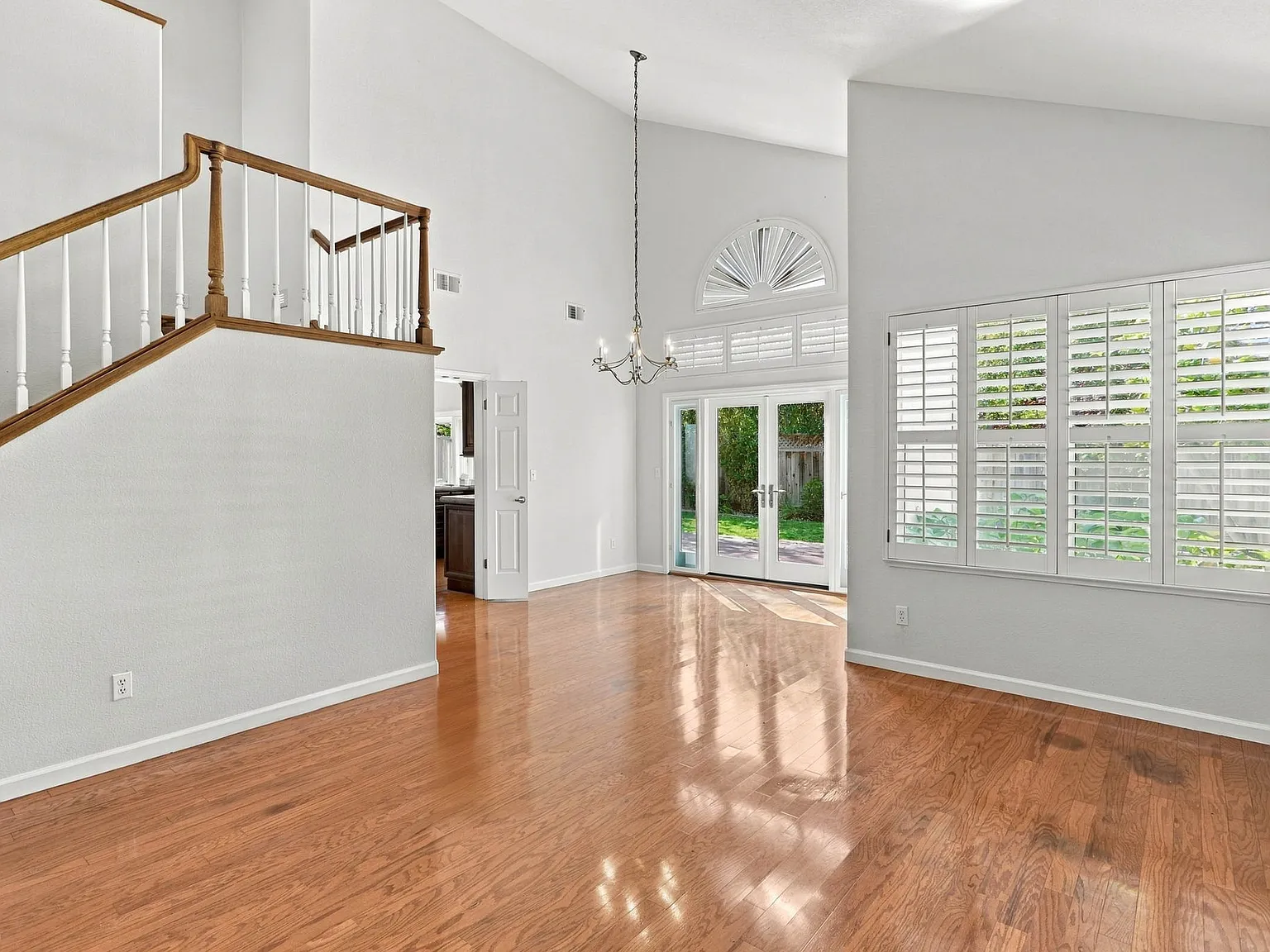 4 bed, 2334 sqft, $6,975 — Photo 3