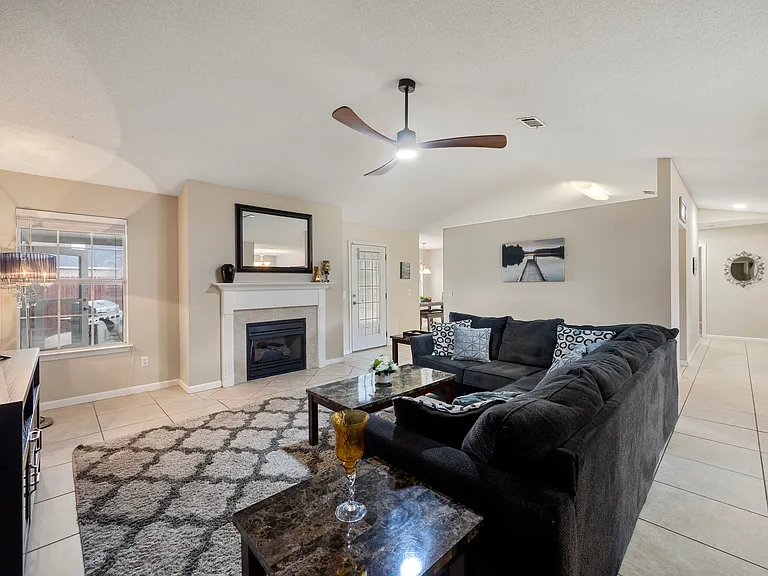 909 Catskill Ln — Photo 12