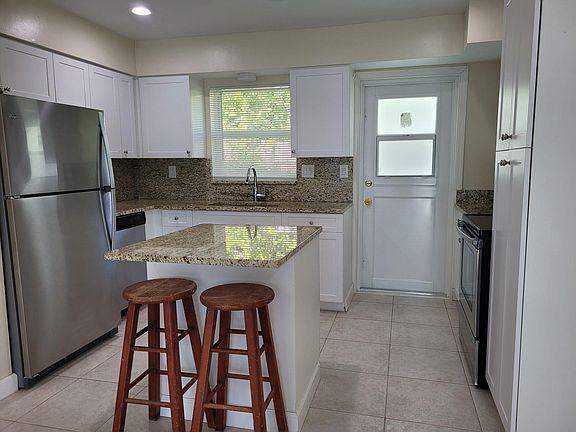 4th image of 3223 NE 12th St APT 3E