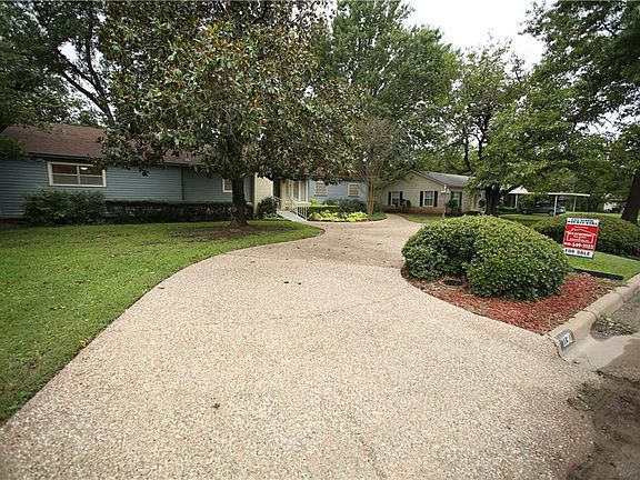 3rd image of 1130 Hillcrest Dr