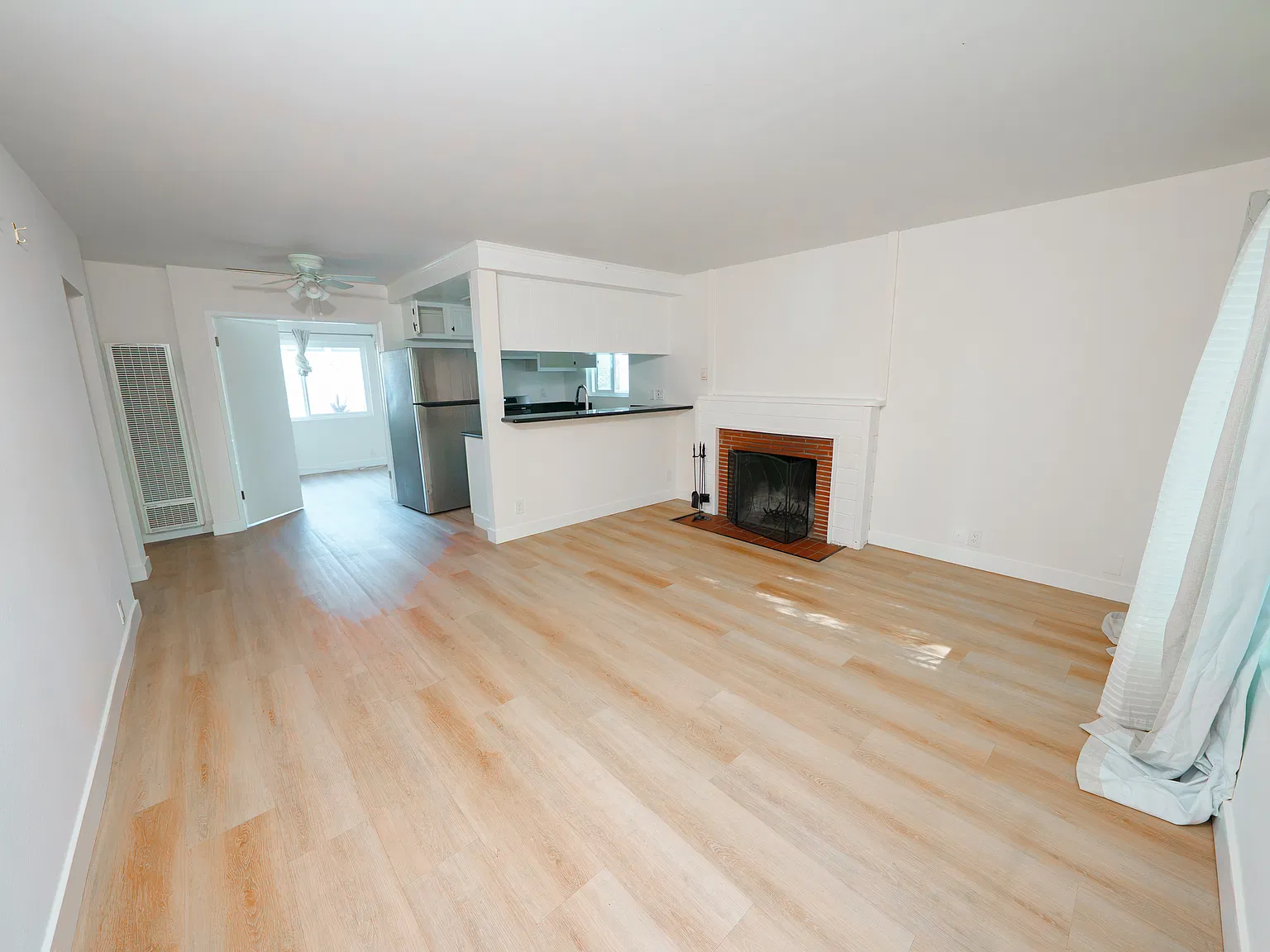 2 bed, 1000 sqft, $5,300 — Photo 3
