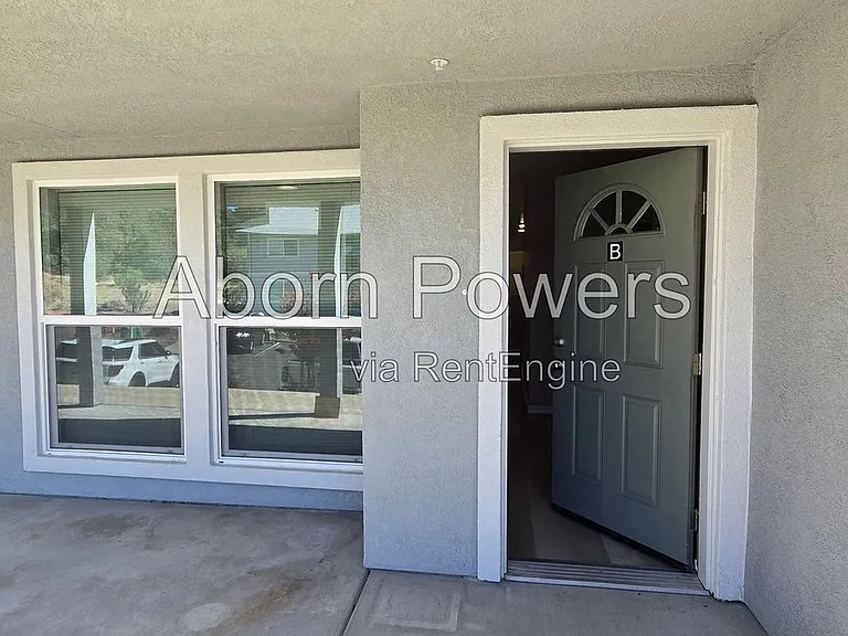 575 Racquet Way #B — Photo 2