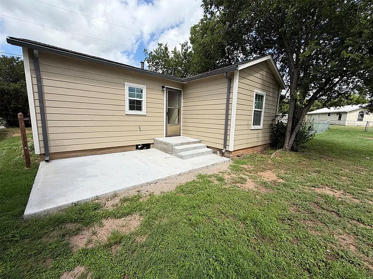 1114 Thorpe Springs Rd — Photo 12