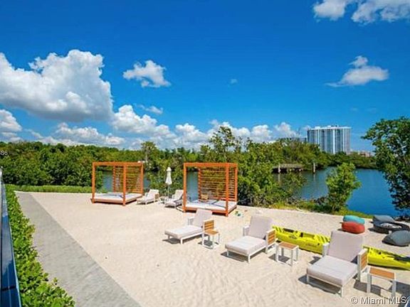 3rd image of 16385 Biscayne Blvd Unit 903