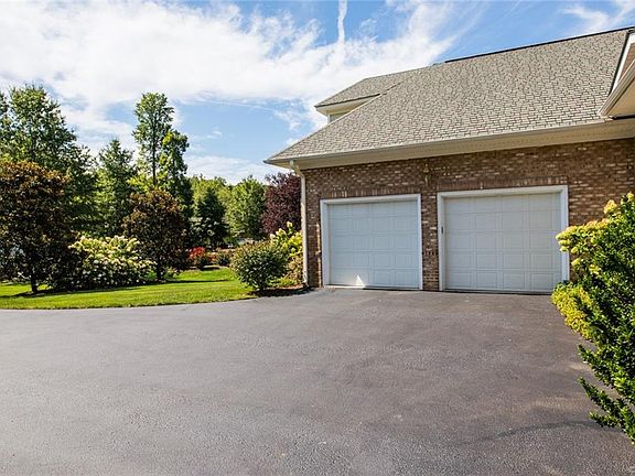 3rd image of 407 Regina Ln