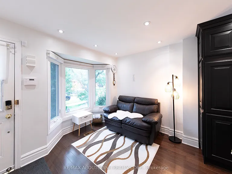 2072 Glenada Cres — Photo 4