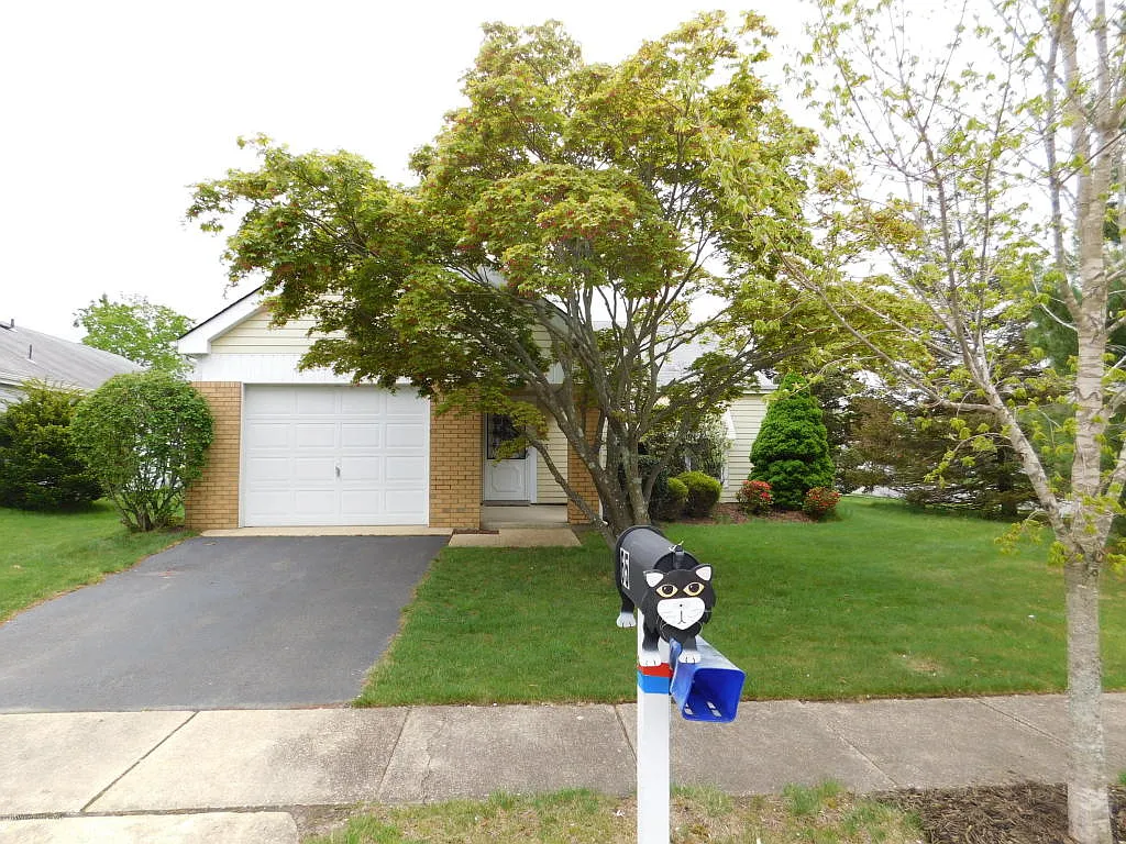 65 Sandhurst St photo 1