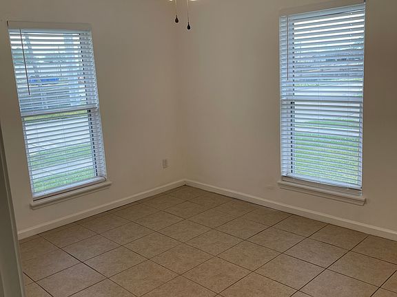 3rd image of 300 E Magnolia Dr