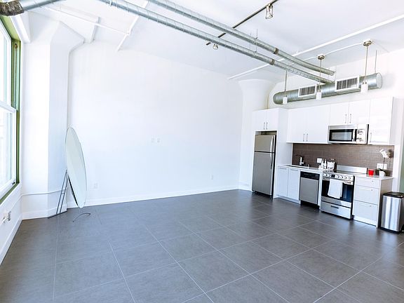5th image of 939 S Broadway #311