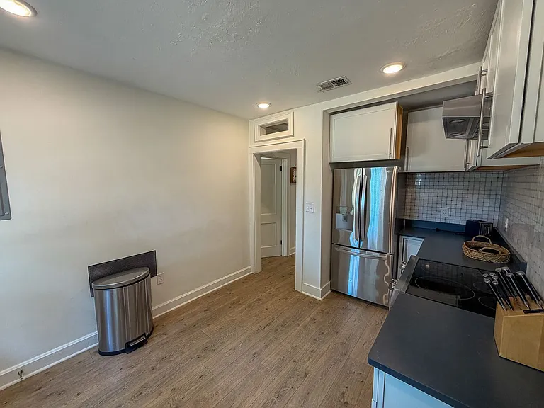 919 SW 6th Ave — Photo 9