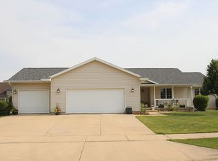 1186 Onyx Ct, Mason City, IA 50401