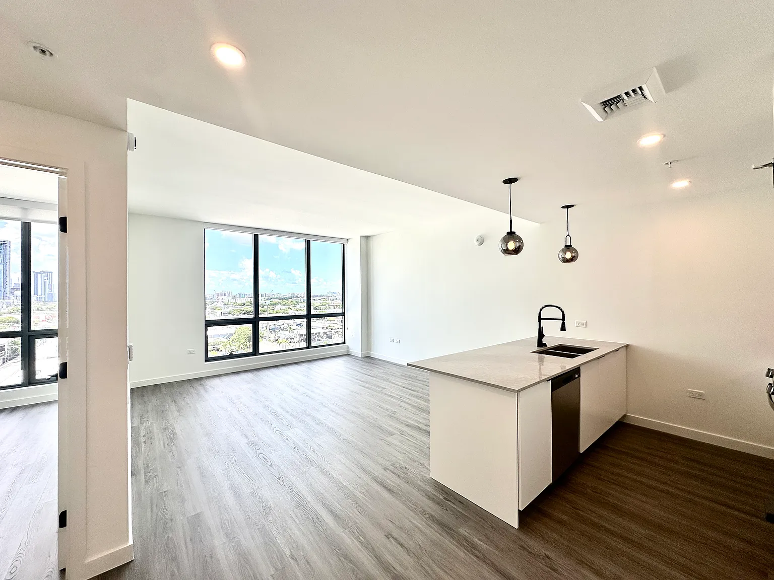 1 bed, 690 sqft, $2,459 — Photo 2