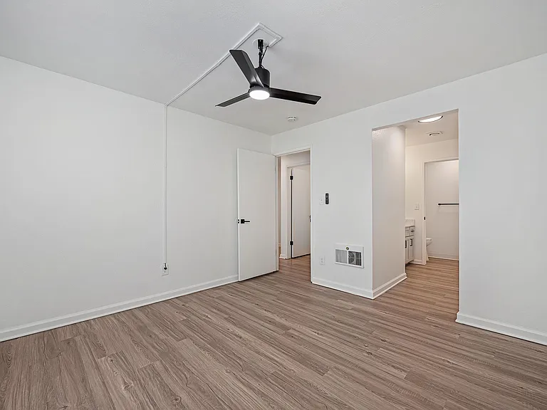 The Redwoods Apartments — Photo 18
