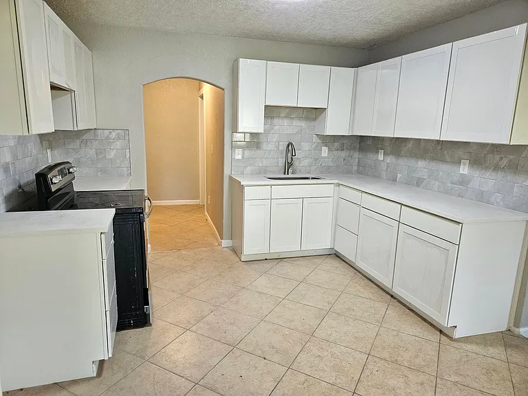 1205 W Wrenway Ave — Photo 3