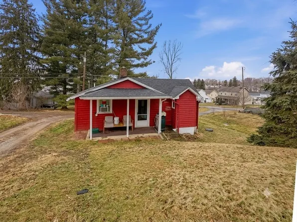 1513 Sycamore Ln, Mount Pleasant, PA 15666