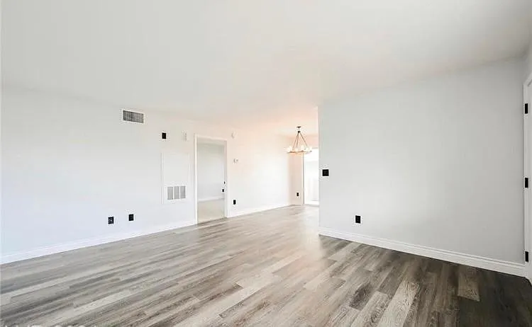 708 Anne Ln — Photo 2